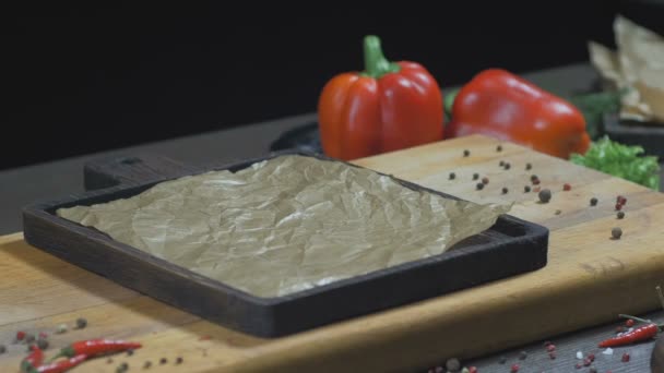 Σεφ εκτίει σούπα με κρέας στην κατσαρόλα με σίδηρο. Ξύλινη σανίδα — Αρχείο Βίντεο