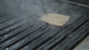 Şef bir barbekü ızgara kalamar yemek