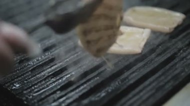 Şef bir barbekü ızgara kalamar yemek