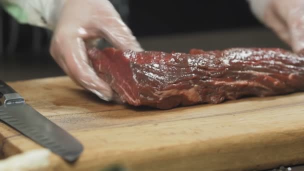 El chef corta carne en filetes . — Vídeo de stock