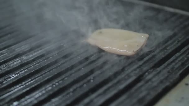 El chef está cocinando calamares en una parrilla de barbacoa — Vídeos de Stock