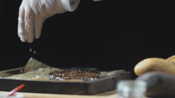 Chef termine de servir un steak de boeuf — Video