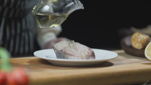 Ψάρι με λάδι. Προετοιμασία ψαριών για το μαγείρεμα — Αρχείο Βίντεο