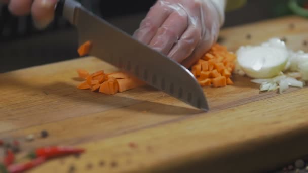 O chef corta cenoura. cenoura como ingrediente para fazer sopa ou outro prato. Visão superior Movimento lento — Vídeo de Stock