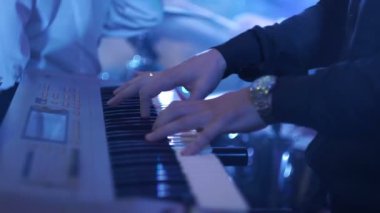 Adam müzisyen piyanist Synthesizer oynarken.