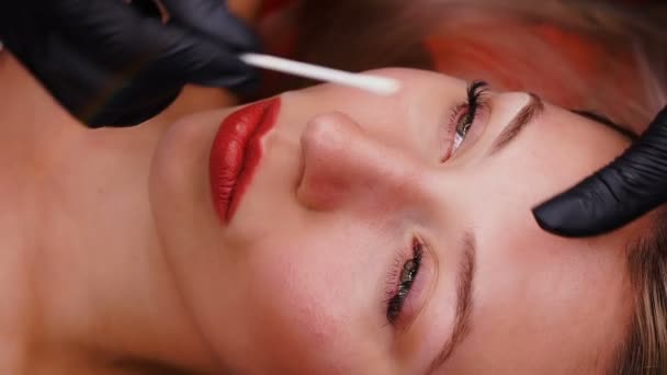 Un colpo ravvicinato. Specialista professionista di lavoro di trucco permanente con sopraccigli. Perdite di luce — Video Stock