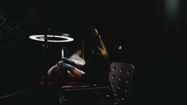 Güzel ve seksi kadın müşteri. Kalıcı makyaj profesyonel uzman siyah odasında çalışıyorum. LUXE ve moda yordamı