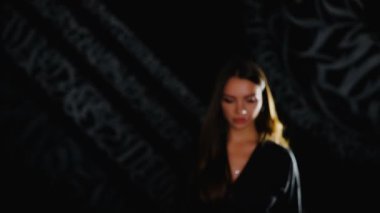 Kafkas kadın yüzü gülüyor. Güzel ve seksi kadın. Karanlık ve siyah arka plan üzerinde.