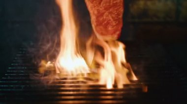 Et ızgara koyun. Izgarada biftek pişirme yavaş hareket atış.