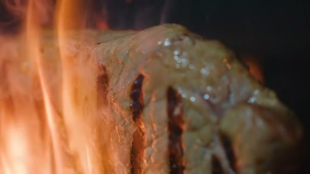 Nahaufnahme verschwimmen Makrofleisch Steak Kochen auf Feuer Grill — Stockvideo