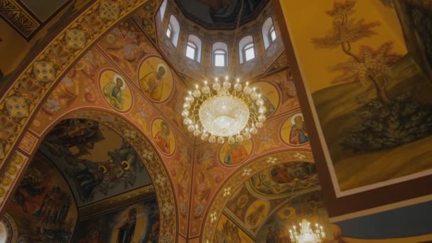 Паннинг потолка православной церкви — стоковое видео
