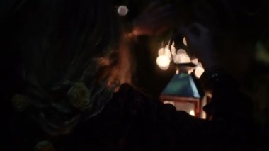 Orman kadın yürür arkadan görünüşü kadın taşır karanlık ormandaki lamba