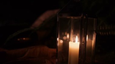 Lamba mum dışarı üflenir