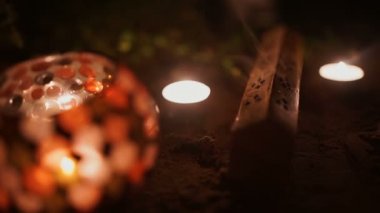 Tütsü sopa ve mumlar yanan ve koyu arka plan üzerinde duman. Duman tütsü ve mum ışığı