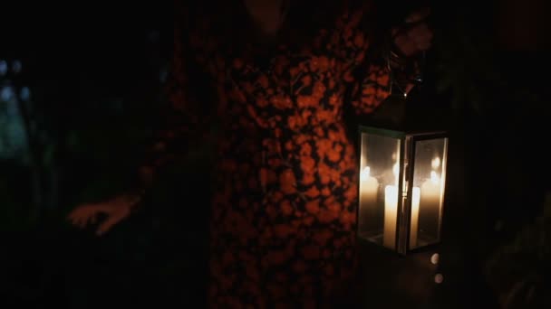 妇女在黑暗的森林里运载灯 — 图库视频影像