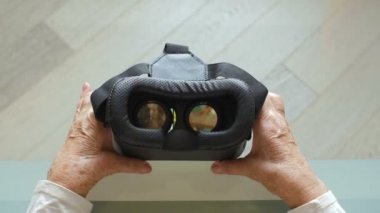 Kadın kıdemli Vr gözlük sanal gerçeklik noktası üzerinde görüş alarak Vr gözlük Pov koyuyor