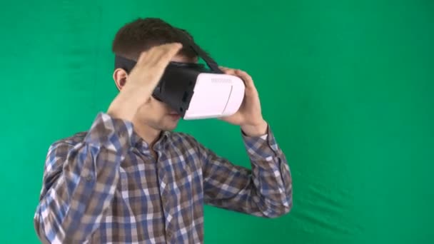 Man Take VR Glasses Wear Them At Geen Background. Máscara de realidad virtual con pantalla verde. Tiro medio — Vídeo de stock