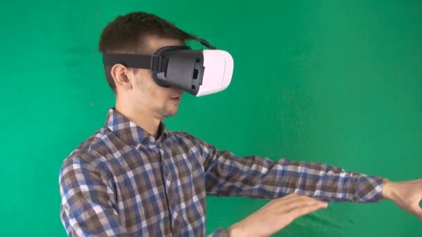 人玩 Vr 眼镜, 并在绿背景下起飞。带有绿色屏幕的虚拟现实掩码。中型铅球 — 图库视频影像