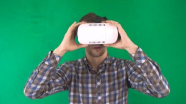 Vr gözlük Geen arka plan, adamın ön görünüm koymak. Sanal gerçeklik maskesi ile yeşil perde. Orta atış