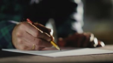 El kağıt stüdyosunda, erkek çizim. El berabere bir kalem mans. Erkek Sanatçılar bir kalemle çizim ver. Portre.