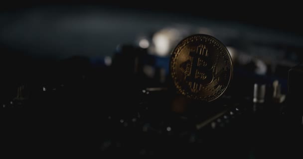 Pohybující se světlo na zlaté Bitcoin s základní deska. Nové šifrovací měnu, Bitcoin a počítač poplatek Finance — Stock video