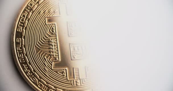 Lichte verplaatsen van Extreme Macro opnamen Crypto valuta Bitcoin munt. — Stockvideo