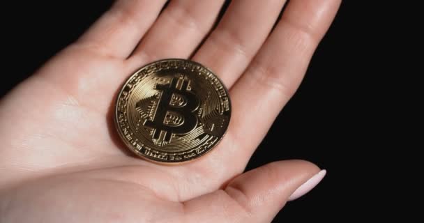 Womans mano che tiene Bitcoin moneta e chiusura Palm In Slow Motion — Video Stock