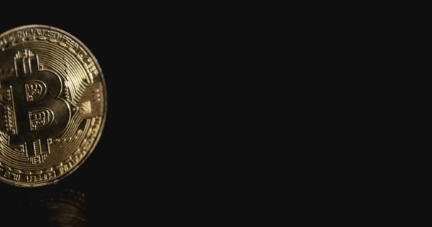 Κρυπτό νόμισμα Bitcoin νομίσματα. Μαύρο φόντο — Αρχείο Βίντεο