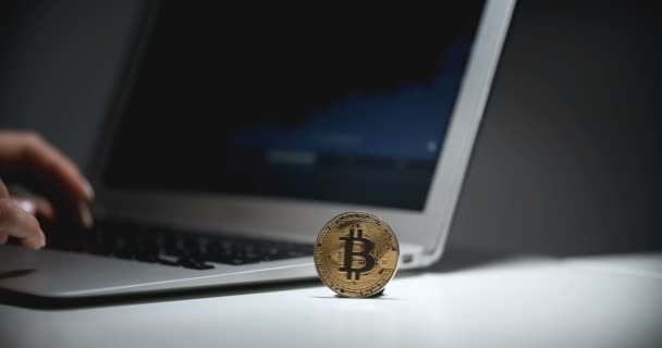 Žena pracující na finanční úřad na Laptop Pc a Golden Bitcoinu v popředí — Stock video