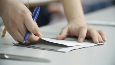 Kadının el Dublerine tekstil fabrikası işyerinde kesme Üstten Görünüm.