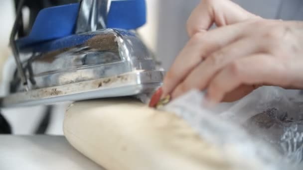 Tailor Funciona con Iron. Diseñador de moda está planchando un vestido de encaje . — Vídeos de Stock