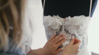 Moda tasarımcısı onu Studio gelinler için iğne dantel iğne ve Wdding elbise çiçekler.