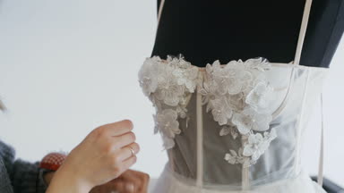 Yakın kadar olan moda tasarımcısı Studio iğne iğne dantel ve çiçek gelinlik için gelinler için. Terzi özel bir gelinlik oluşturur.