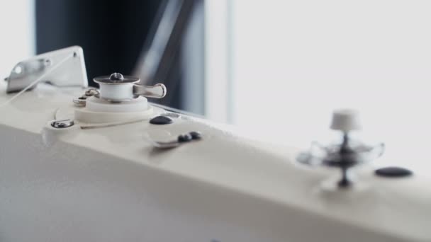 Primer plano de la máquina de coser. — Vídeos de Stock