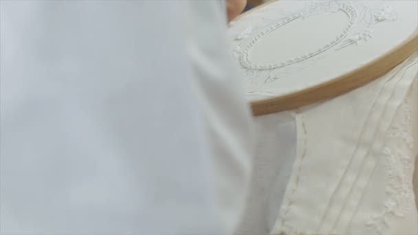 Over the Shoulder View of Woman brode une image d'une feuille de fleur sur le tissu. Accueil Artisanat 4k — Video