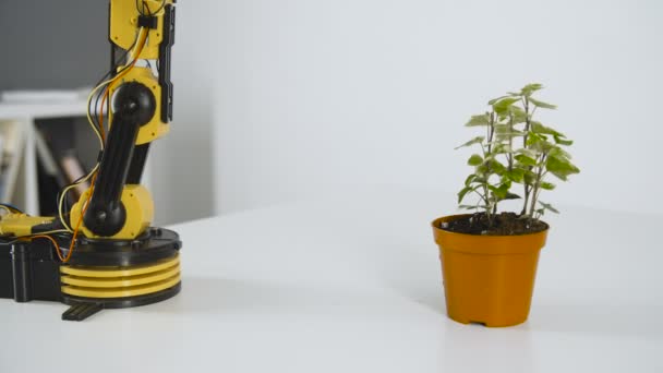 Robotické rameno je zalévání květin. Experimentujte s inteligentní manipulátor. Průmyslový Robot Model.