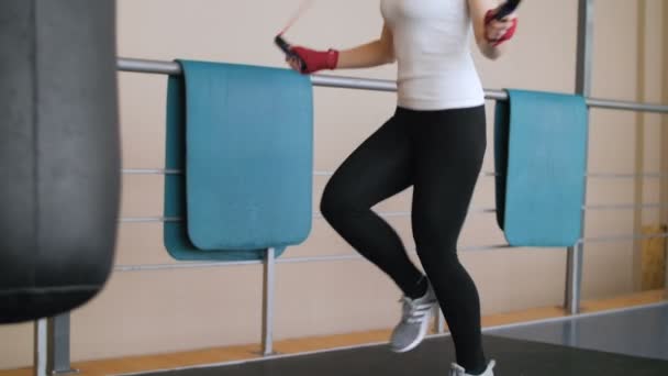 Hermosa mujer atlética haciendo ejercicio saltando cuerda en el gimnasio — Vídeos de Stock