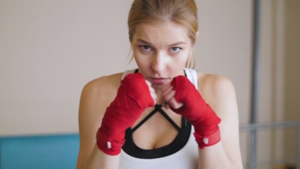 La donna energica nella boxe della palestra. Uno sguardo al Nemico. Uno sguardo alla fotocamera — Video Stock