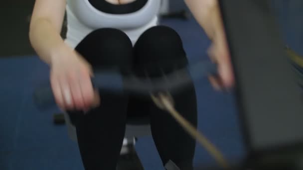 Vrouw uit te werken in de sportschool. — Stockvideo