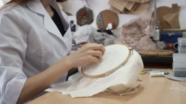 Kadın kumaş çiçek yaprak resmini nakışlı. Eve el sanatları