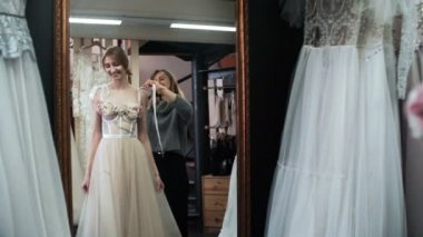 Moda terzi gelin gelinlik seçmek yardım ediyor. Düğün elbisesi uygun. Moda bakmak