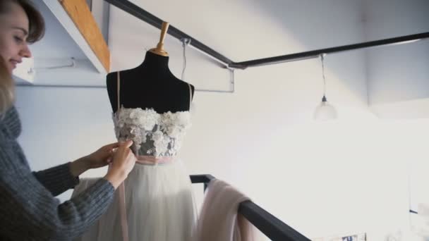 매력적인 젊은 패션 디자이너 여자 집에서 일 하는 스튜디오. 재단사 만드는 웨딩 드레스. — 비디오