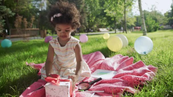 Gelukkig weinig afrikaans-amerikaans meisje spelen met huidige doos op haar verjaardag — Stockvideo