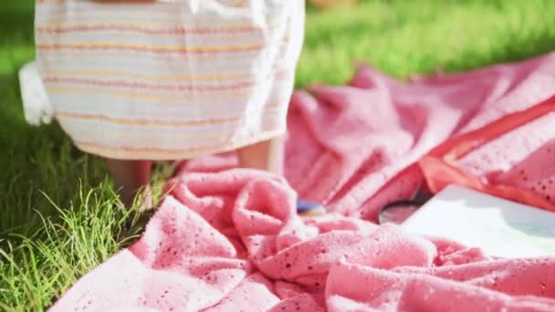 Kleine afrikanische Mädchen spielen im Park mit bunten Luftballons auf dem Hintergrund — Stockvideo