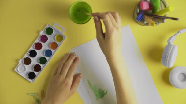 Widok góry kobiety rysuje farby abstrakcyjny rysunek — Wideo stockowe