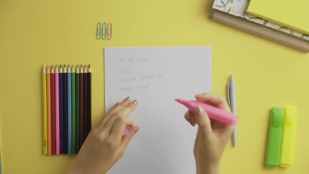 Ansicht von oben: Frau verwendet Textmarker, um Dinge im Plan auszuwählen — Stockvideo
