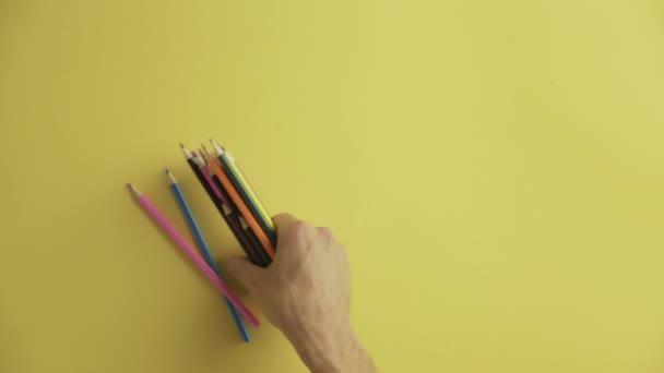 Lápices de color para dibujar en movimiento — Vídeos de Stock