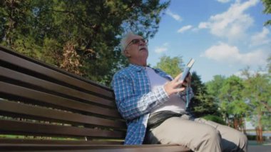 Büyük adam bir kitap okudu ve torunlarıyla konuşmak için durdu.