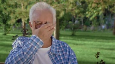 Duyguları olan yaşlı bir adam portresi. Büyükbabam üzgün ve kameraya bakıyor..