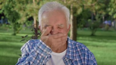 Duyguları olan yaşlı bir adam portresi. Büyükbaba gülümsüyor ve kameraya bakıyor..